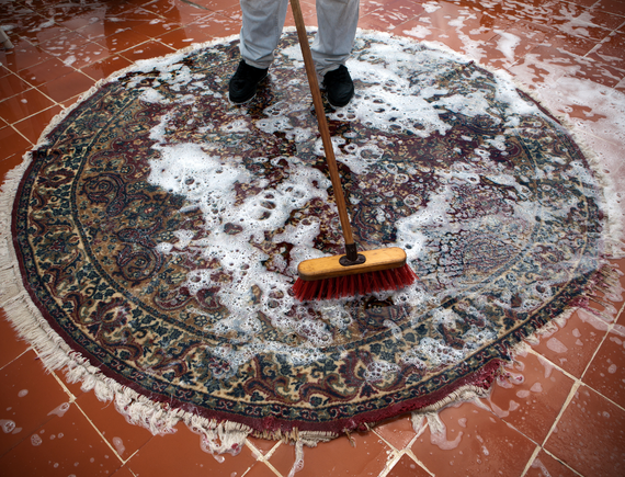 Evde mi Yoksa Profesyonel Halı Yıkama mı?